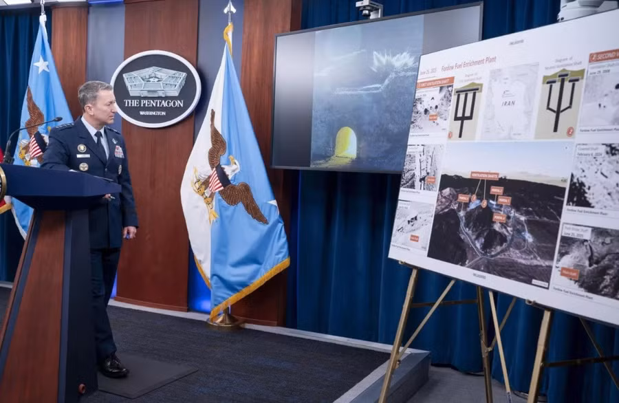 Chủ tịch Hội đồng Tham mưu trưởng Liên quân, Tướng Dan Caine xem video thử nghiệm bom GBU-57/B - vũ khí Mỹ dùng để tấn công Fordow.