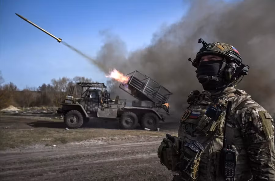 Pháo phản lực Nga tấn công lực lượng Ukraine tại Pokrovsk.