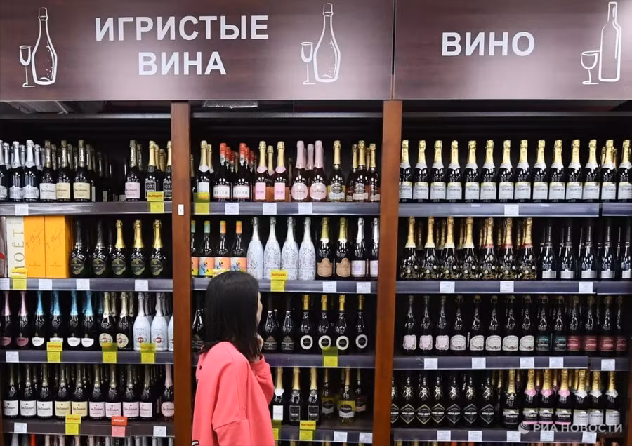 Khách hàng trong một cửa hàng rượu.