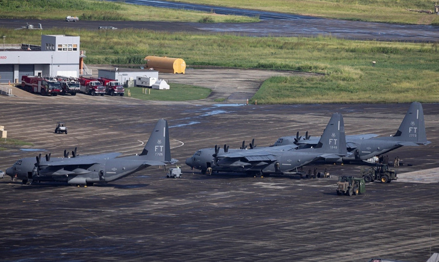 Ba chiếc HC-130J của Mỹ tại căn cứ Roosevelt Roads, Puerto Rico, hôm 11 tháng 12. 