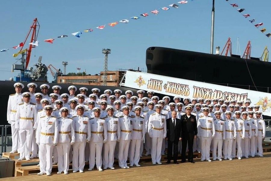 Tổng thống Nga Vladimir Putin tham dự lễ thượng cờ tàu ngầm Knyaz Pozharsky.
