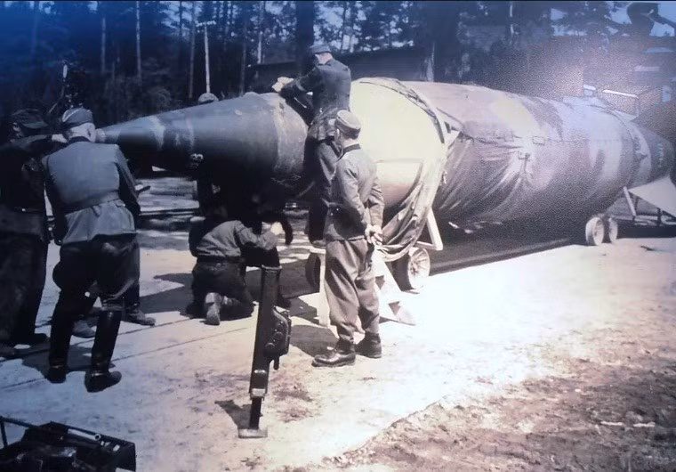 Tên lửa V2 của Đức Quốc xã.