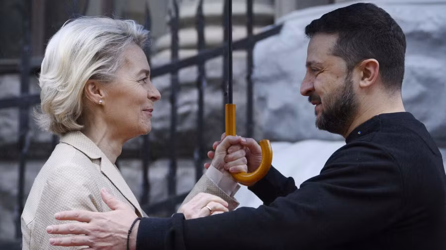 Chủ tịch EC Ursula von der Leyen và Tổng thống Zelensky.