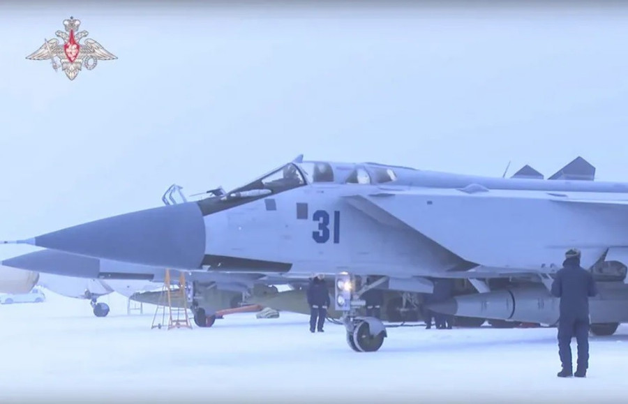 Tiêm kích MiG-31 chuẩn bị cất cánh với tên lửa siêu thanh Kinzhal.