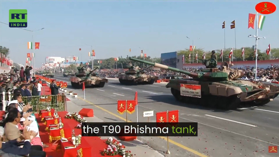 Xe tăng T-90 xuất hiện trong cuộc duyệt binh của Ấn Độ.
