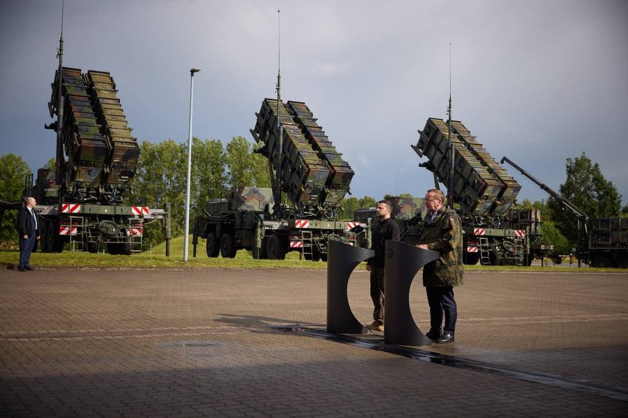 Tổng thống Ukraine Zelensky thăm một khẩu đội Patriot ở Đức hồi năm 2024.