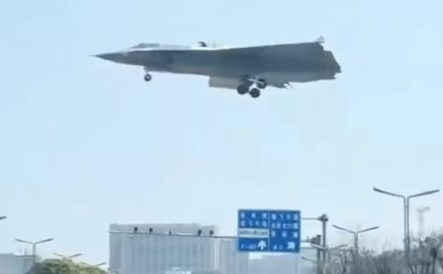 Hình ảnh máy bay thế hệ 6 của Trung Quốc được công bố.