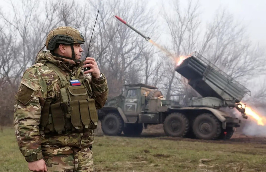 Pháo binh Nga tấn công lực lượng Ukraine tại Donetsk.