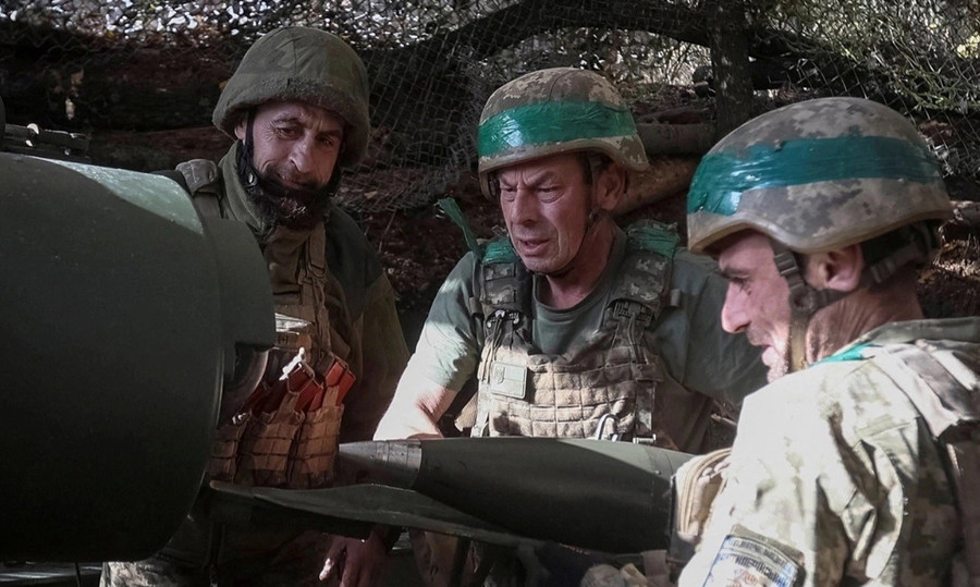 Binh sĩ Ukraine nạp đạn vào lựu pháo M777.