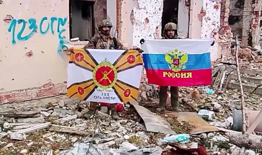 Binh sĩ Nga trên một con phố ở Seversk.