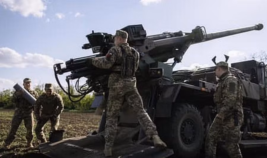 Binh sĩ Ukraine với hệ thống pháo tự hành do Pháp cung cấp.