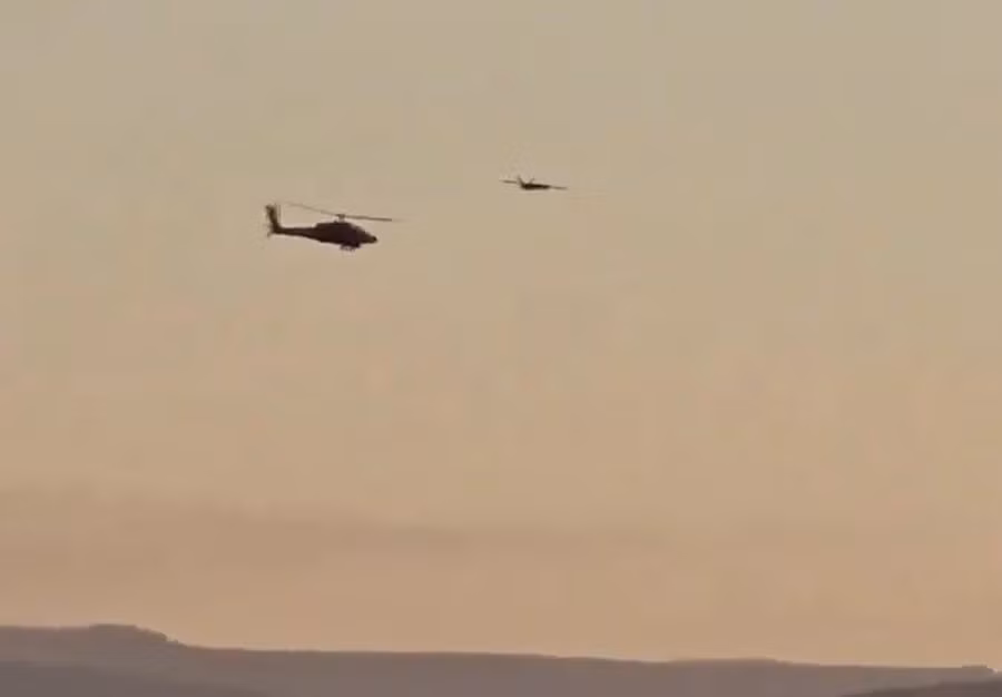 Khoảnh khắc UAV Hezbollah vượt qua trực thăng tấn công Israel.