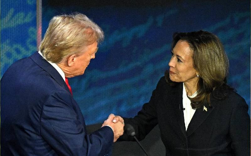 Ông Trump và bà Harris trong cuộc tranh luận.