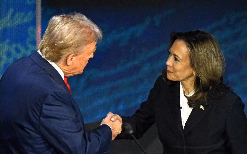 Ông Trump và bà Harris trong cuộc tranh luận.