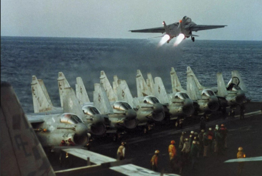Máy bay F-14 cất cánh từ tàu sân bay USS John F. Kennedy ở Biển Đỏ trong Chiến dịch Bão Sa mạc nhằm tấn công các vị trí của Iraq.