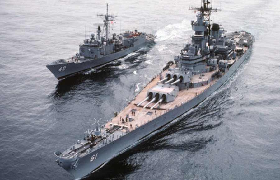 Tuần dương hạm Ticonderoga quá nhỏ bé bên cạnh thiết giáp hạm USS Iowa của Mỹ.