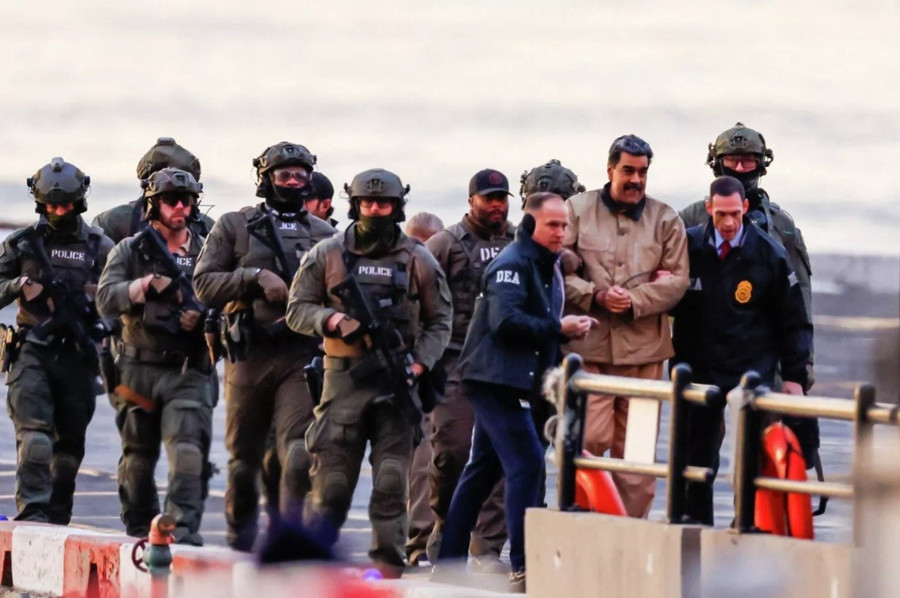 Tổng thống Venezuela Nicolas Maduro bị bắt giữ trước khi đưa đến Mỹ.