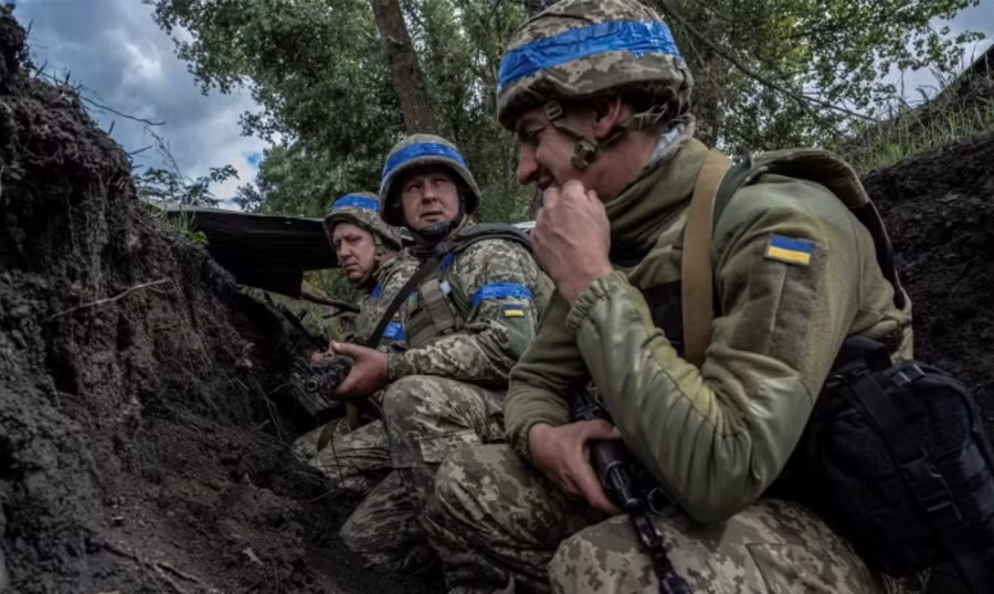 Binh sĩ thuộc Lữ đoàn Cơ giới số 24 Ukraine trong chiến hào tại tỉnh Sumy.