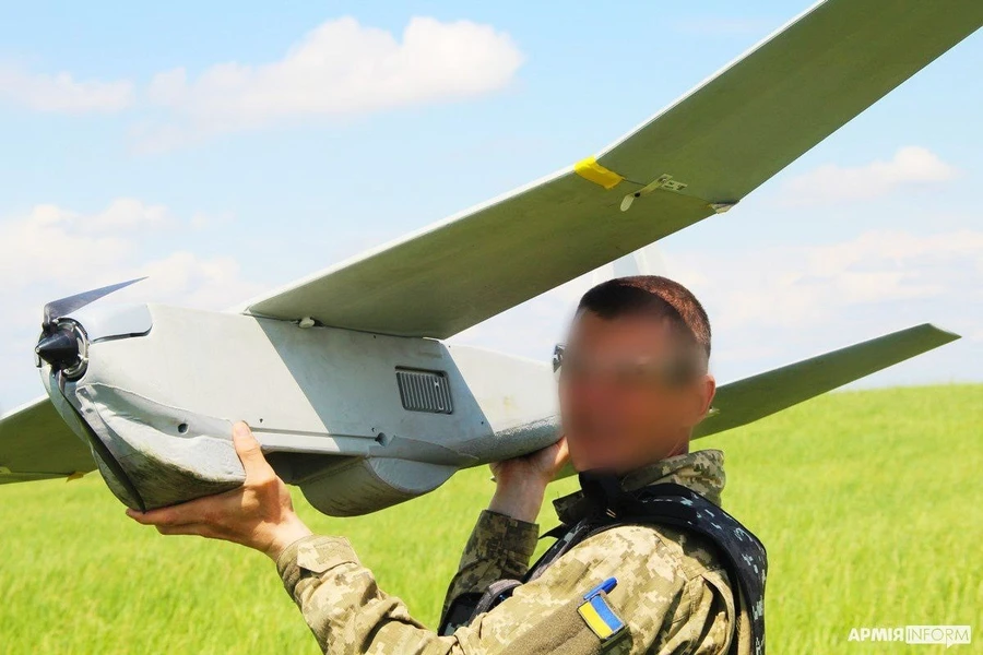 Binh sĩ Ukraine vận hành UAV PQ-20 Puma.