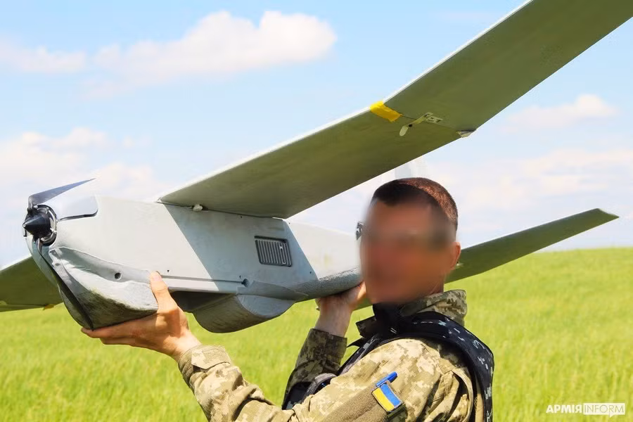 Binh sĩ Ukraine vận hành UAV PQ-20 Puma.