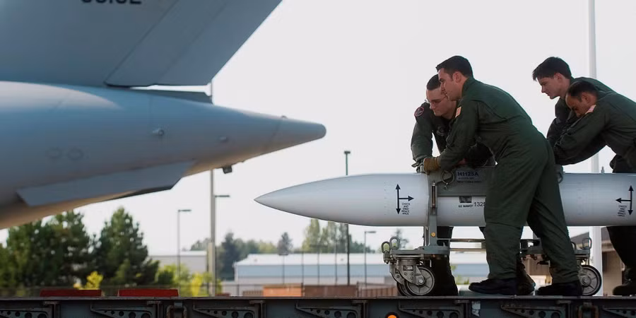 Một quả bom B61-12 được đưa lên máy bay C-17A Globemaster III.