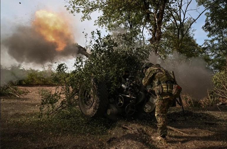 Pháo binh Nga tấn công quân đội Ukraine tại Toretsk. 