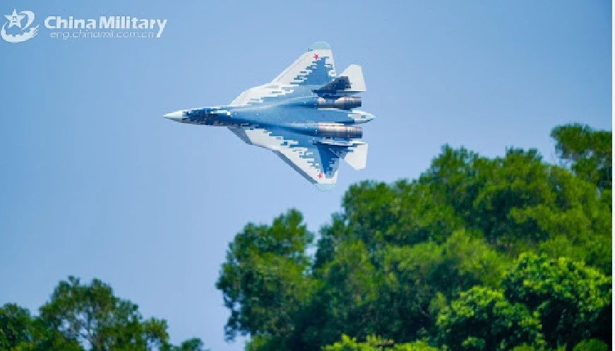 Tiêm kích tàng hình Su-57 bay biểu diễn tại triển lãm Chu Hải 2024.