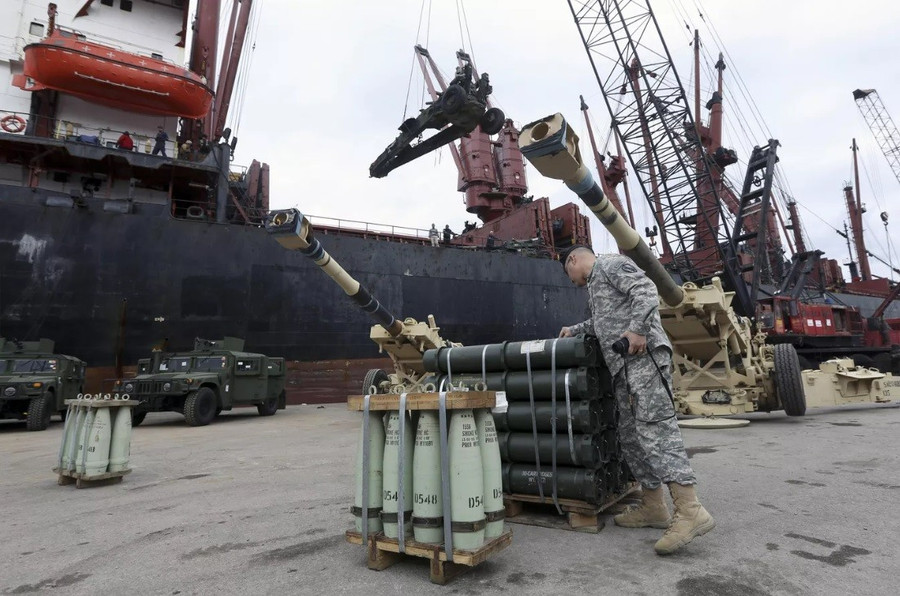 Binh sĩ Mỹ kiểm tra vũ khí được điều đến Trung Đông.