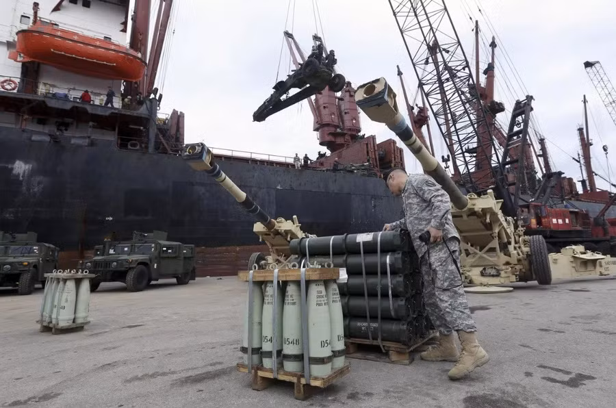 Binh sĩ Mỹ kiểm tra vũ khí được điều đến Trung Đông.