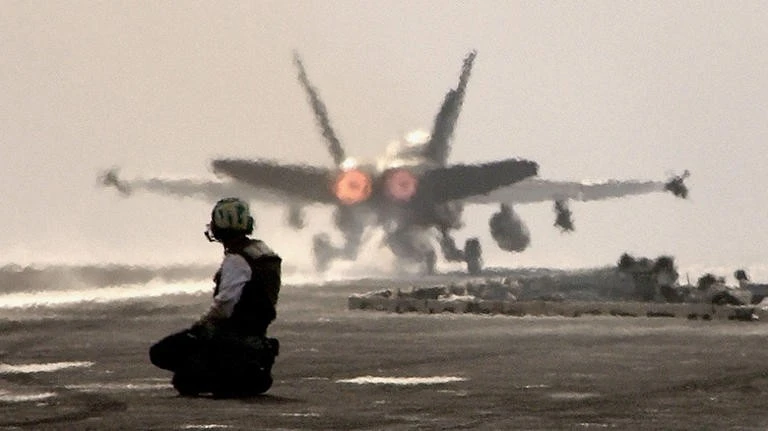 Tiêm kích F/A-18 cất cánh từ tàu sân bay USS Harry S. Truman không kích Houthi.
