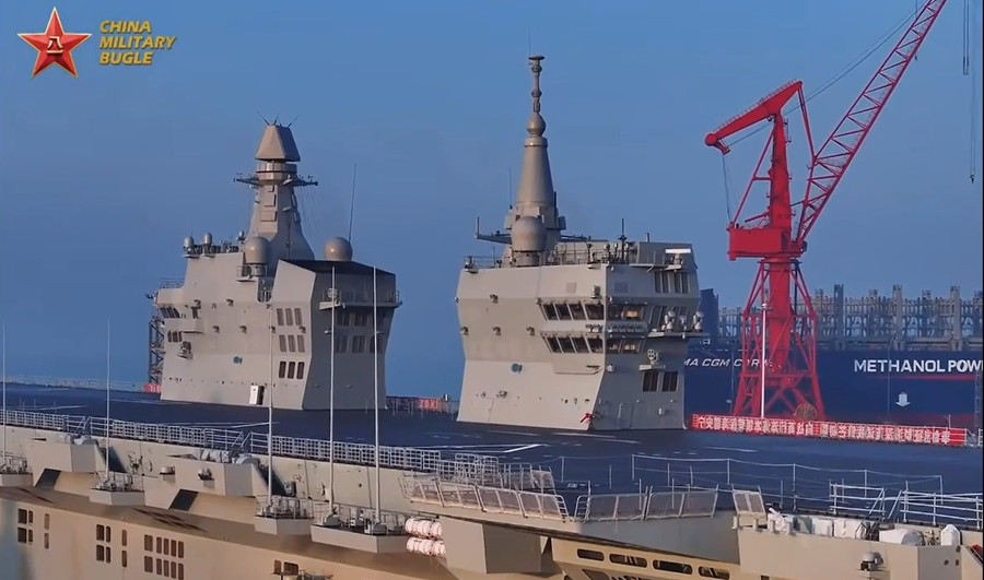 Mặt boong và tháp chỉ huy của tàu Tứ Xuyên.