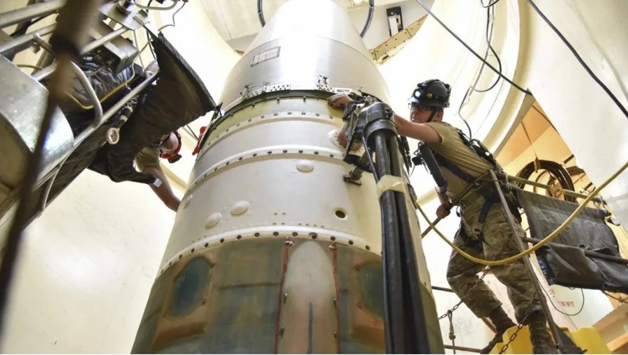 Tên lửa ICBM Minuteman III trong giếng phóng.