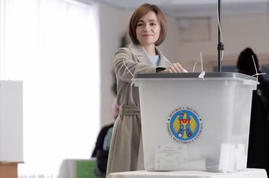 Tổng thống Moldova Maia Sandu bỏ phiếu vòng 2 trong cuộc bầu cử tổng thống tại Moldova.