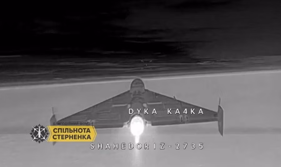 Drone đánh chặn Ukraine áp sát UAV phản lực Nga từ phía sau.