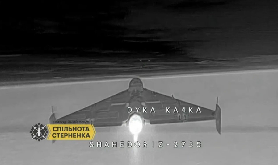 Drone đánh chặn Ukraine áp sát UAV phản lực Nga từ phía sau.