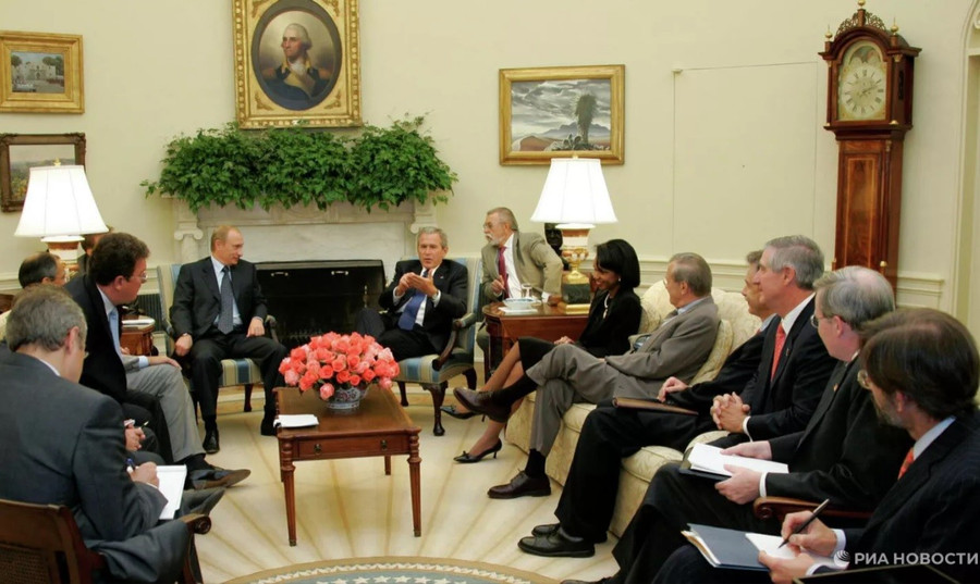 Tổng thống Vladimir Putin và George W. Bush trong một cuộc gặp kéo dài tại Phòng Bầu dục của Nhà Trắng, Washington.