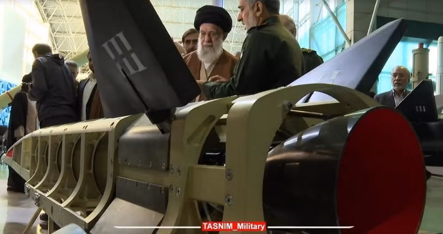 Tên lửa siêu thanh Fattah-2 của Iran.