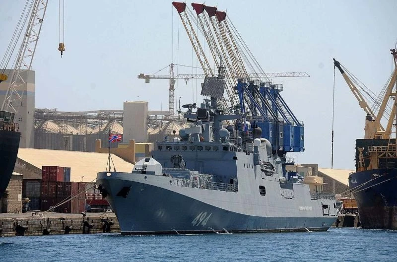 Tàu khu trục RFS Admiral Grigorovich (494) của Hải quân Nga neo đậu tại Cảng Sudan, năm 2021.