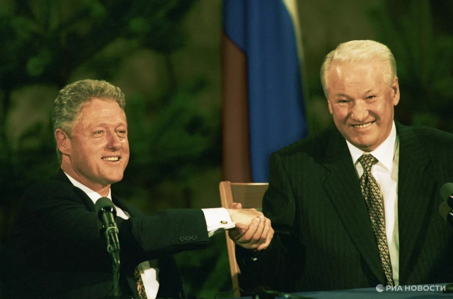 Tổng thống Bill Clinton và ông Boris Yeltsin bắt tay nhau tại một cuộc họp báo chung.