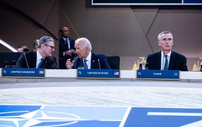 Thủ tướng Anh Keir Starmer, Tổng thống Mỹ Joe Biden và Tổng thư ký NATO Jens Stoltenberg tại hội nghị thượng đỉnh ở Washington.