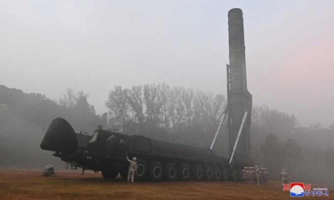 Xe mang phóng Hwasong-19 của Triều Tiên.