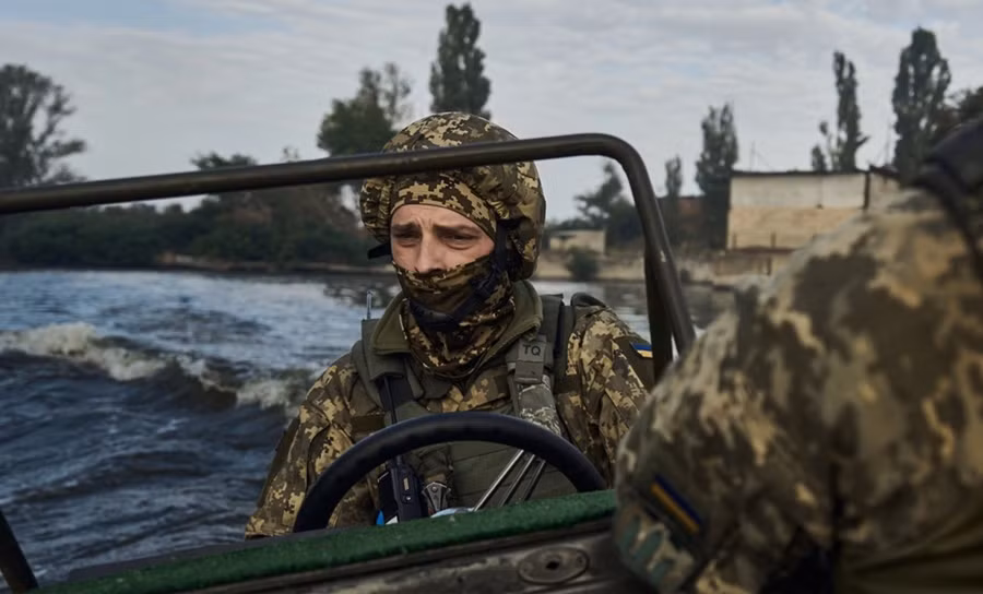 Binh sĩ Ukraine trong một chiến dịch vượt sông Dnieper.