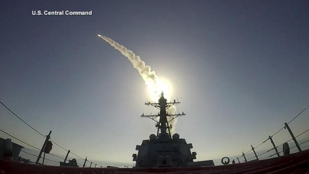 Chiến hạm Aegis Mỹ phóng Tomahawk tấn công Iran.