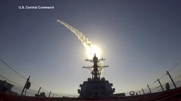 Chiến hạm Aegis Mỹ phóng Tomahawk tấn công Iran.