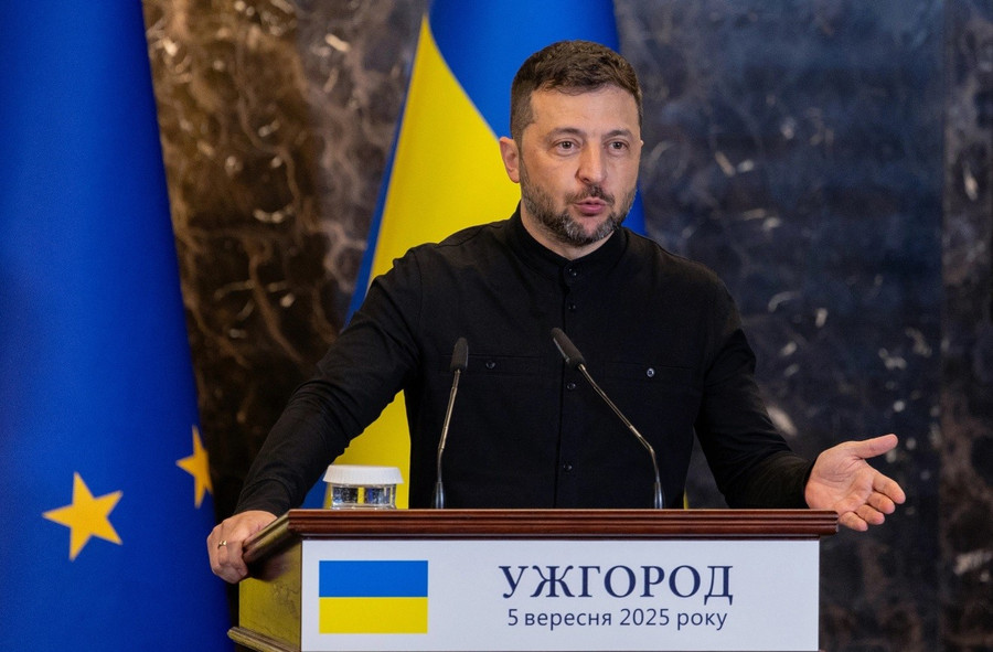 Tổng thống Ukraine Zelensky trong cuộc họp báo với Chủ tịch Hội đồng châu Âu tại Uzhhorod hôm 5 tháng 9.