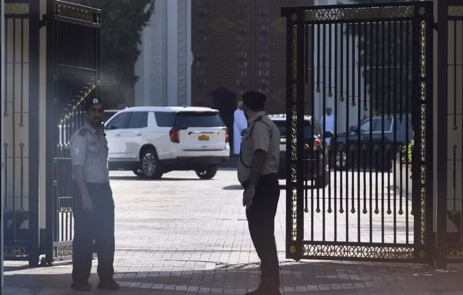 Lực lượng an ninh Oman bảo vệ đoàn xe chở đặc phái viên Mỹ về Trung Đông, ông Steve Witkoff, hôm 12 tháng 4.