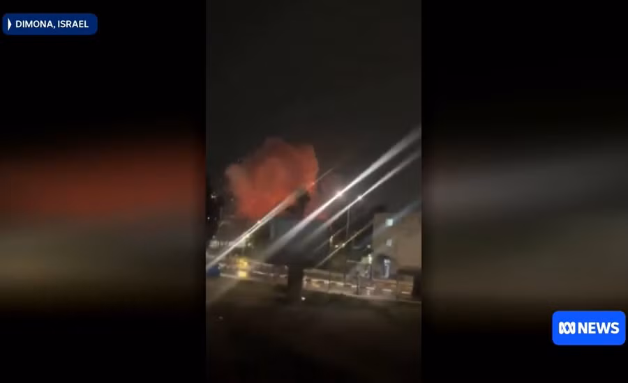 Khoảnh khắc tên lửa Iran đánh trúng mục tiêu tại Dimona.