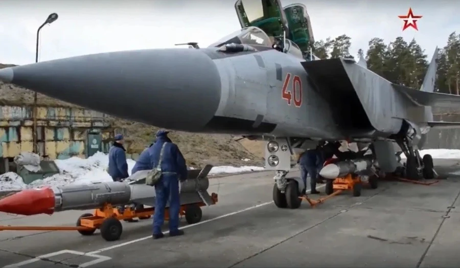 Tiêm kích MiG-31BM mang theo tên lửa R-37M.
