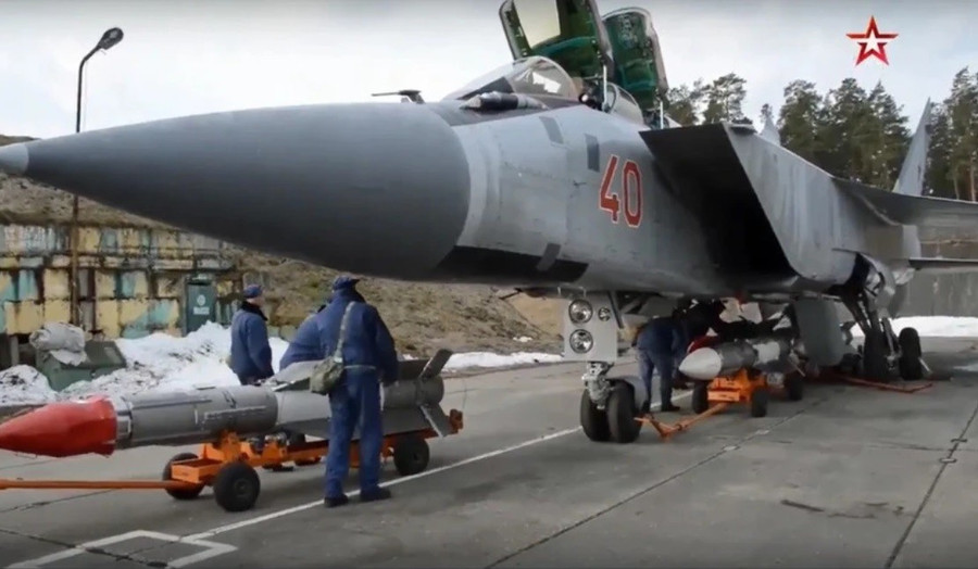 Tiêm kích MiG-31BM mang theo tên lửa R-37M.