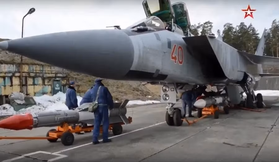 Tiêm kích MiG-31BM mang theo tên lửa R-37M.